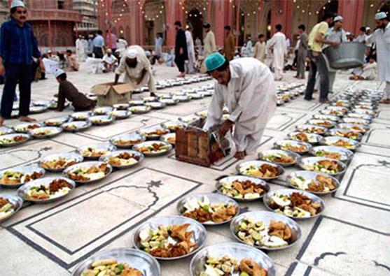 Pakistanda kimsəsizlər üçün iftar süfrəsi - Foto 22