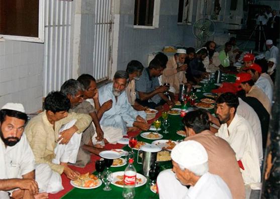 Pakistanda kimsəsizlər üçün iftar süfrəsi - Foto 3